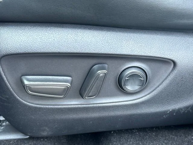 Used 2019  Toyota Limited image 22