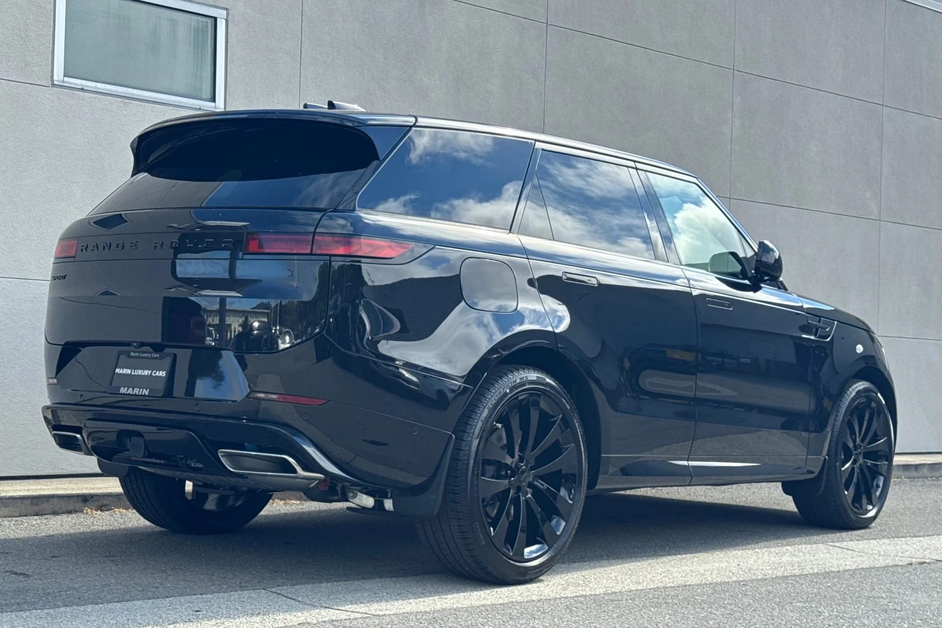 New 2026 Santorini Black Land Rover Dynamic SE image 2