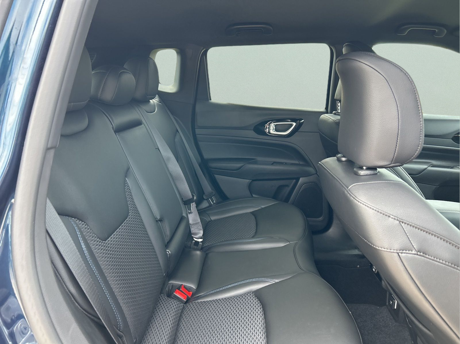 New 2026 Fathom Blue Pearl Coat Jeep Latitude image 13