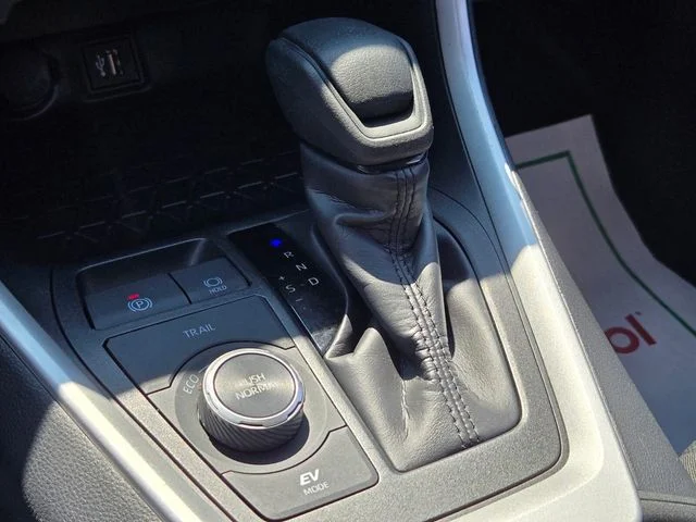 2025 Toyota RAV4 XLE - Photo 29