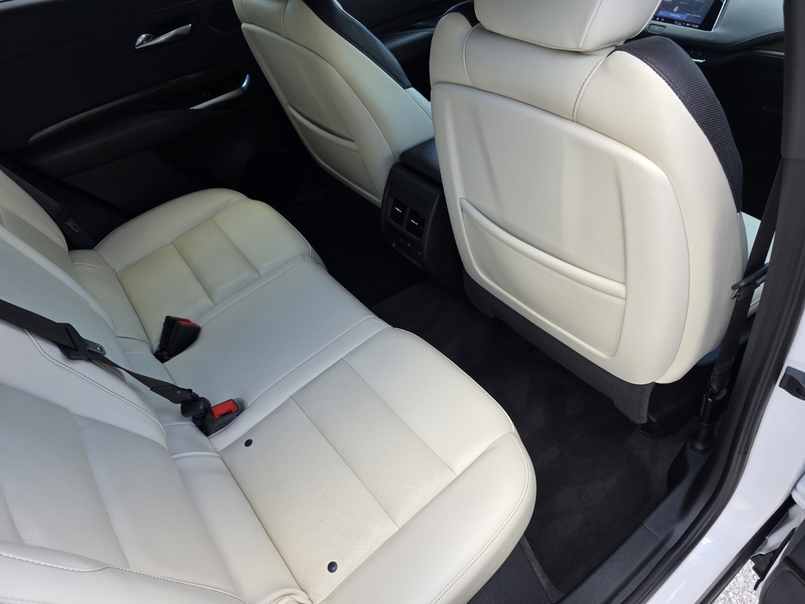 Used 2022 Crystal White Tricoat Cadillac FWD Sport image 27