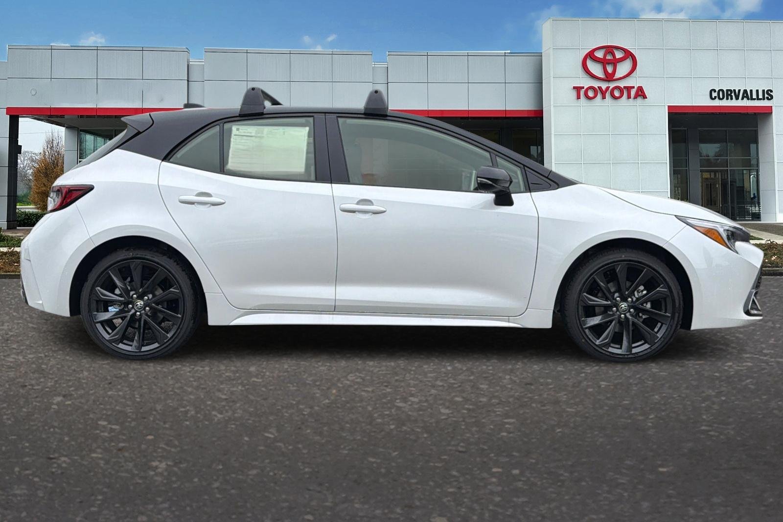 New 2026 Wind Chill Pearl with Midnight Black Metallic roof <sup>1</sup> Toyota  XSE image 4