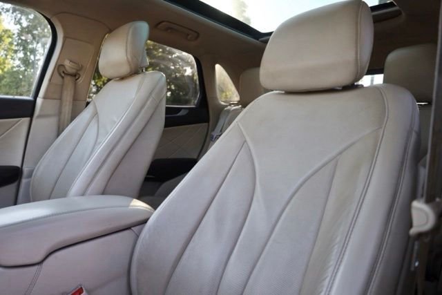 Used 2019 White Platinum Clearcoat Metallic Lincoln Reserve image 19