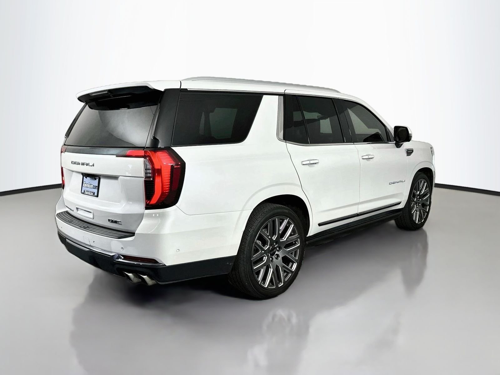 Used 2025 White GMC Denali Ultimate image 8