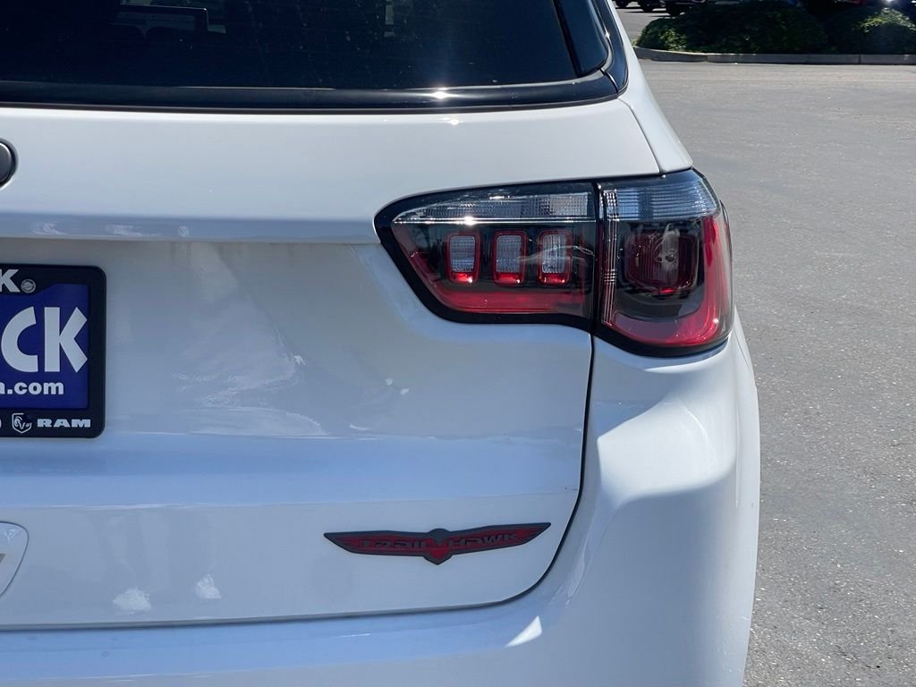 New 2026 Bright White Clear-Coat Exterior Paint Jeep Trailhawk image 6