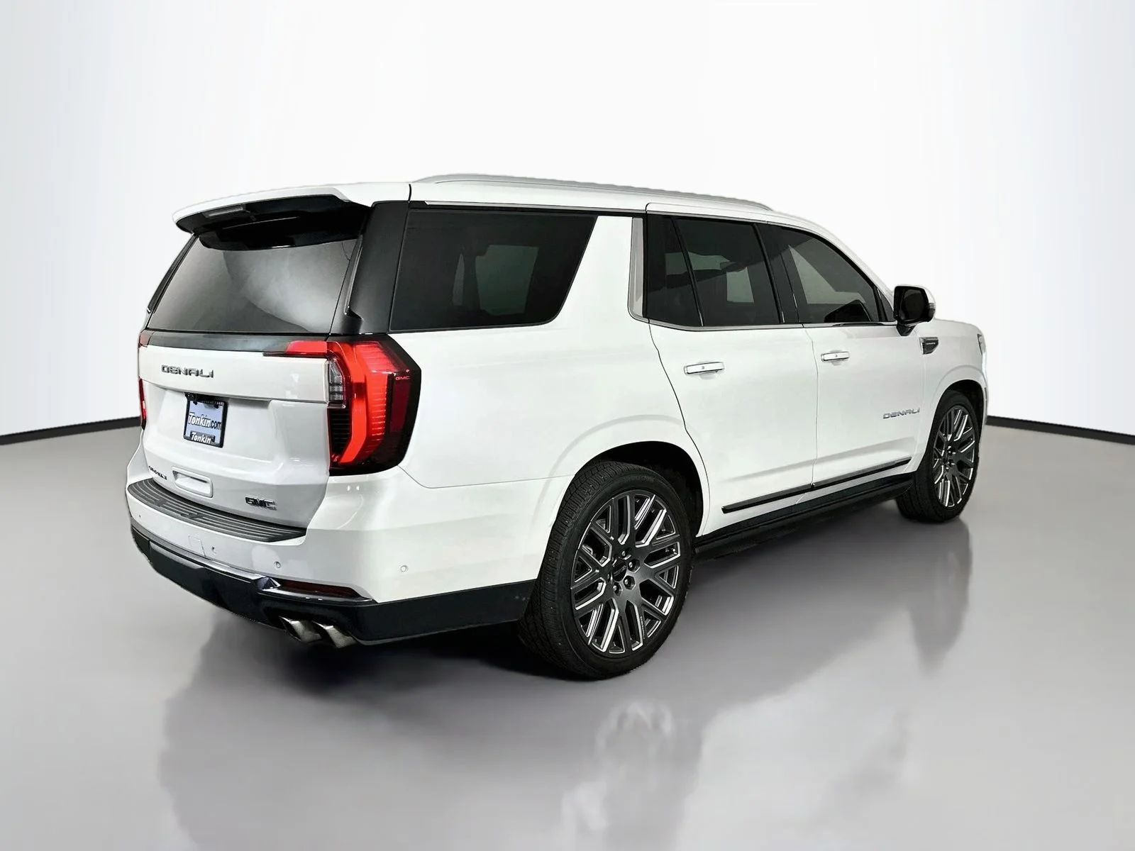 Used 2025 White GMC Denali Ultimate image 8