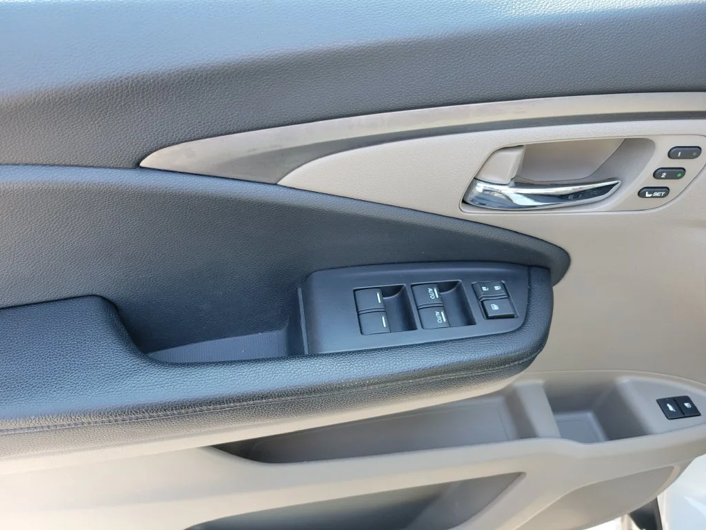 Used 2020 White Honda EX-L image 21