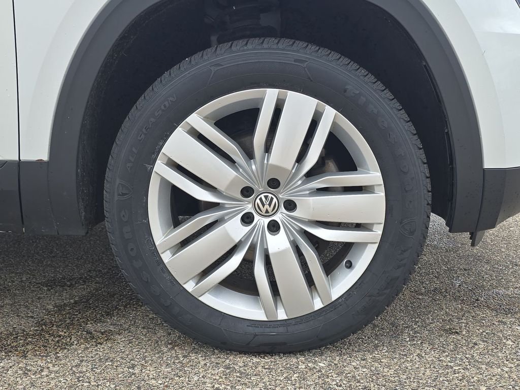 Used 2019 White Volkswagen 3.6L V6 SE image 34