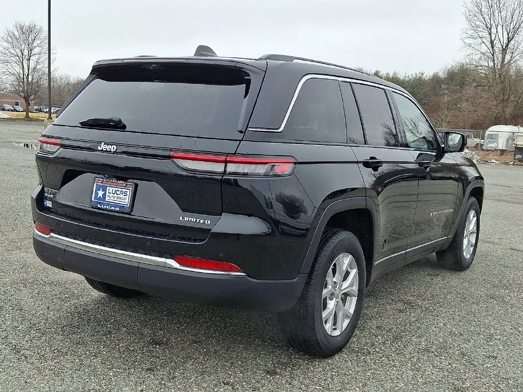 Used 2023 Diamond Black Crystal Pearlcoat Jeep Limited image 11