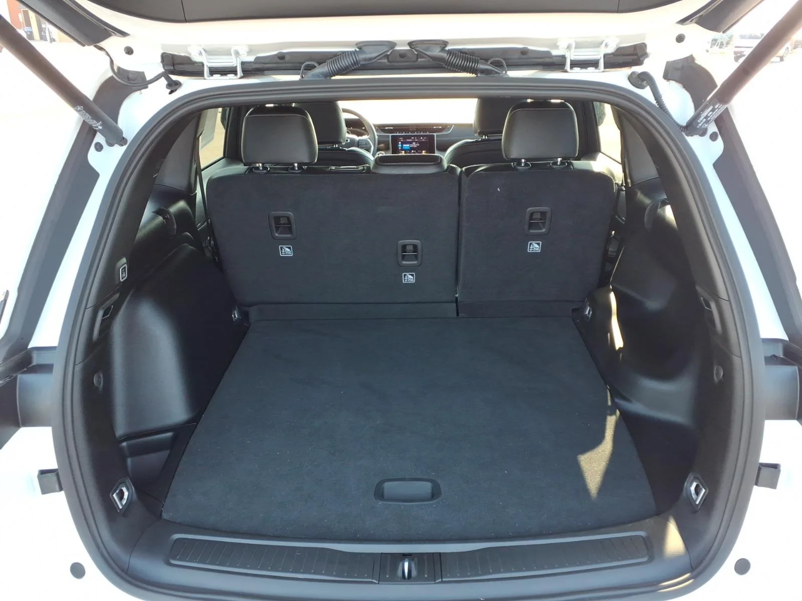 Used 2024 White Jeep Laredo image 9