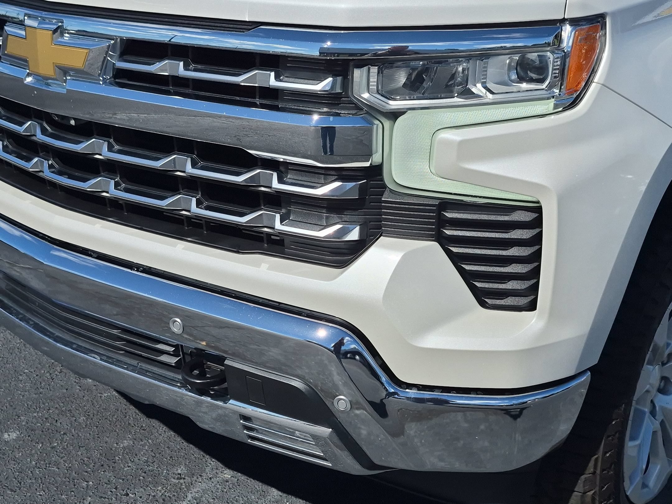 Used 2022 Iridescent Pearl Tricoat Chevrolet LTZ image 9