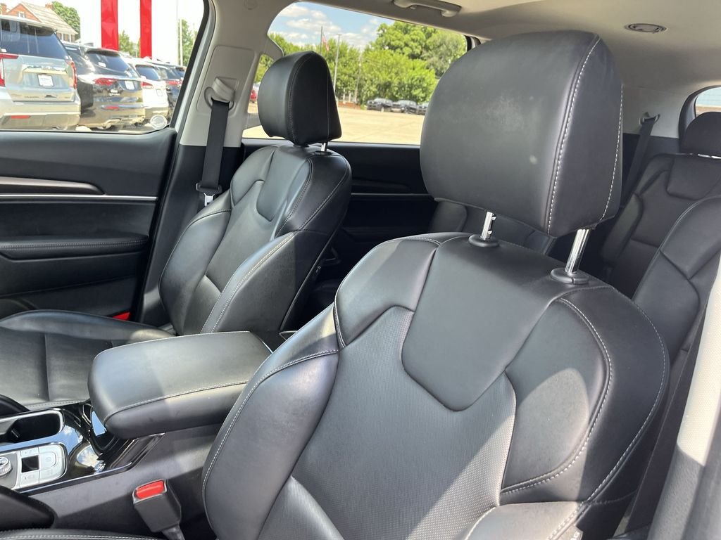 Used 2025 White Kia S image 11