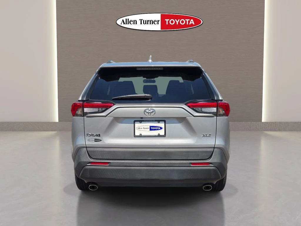 Used 2021 Silver Toyota XLE image 7