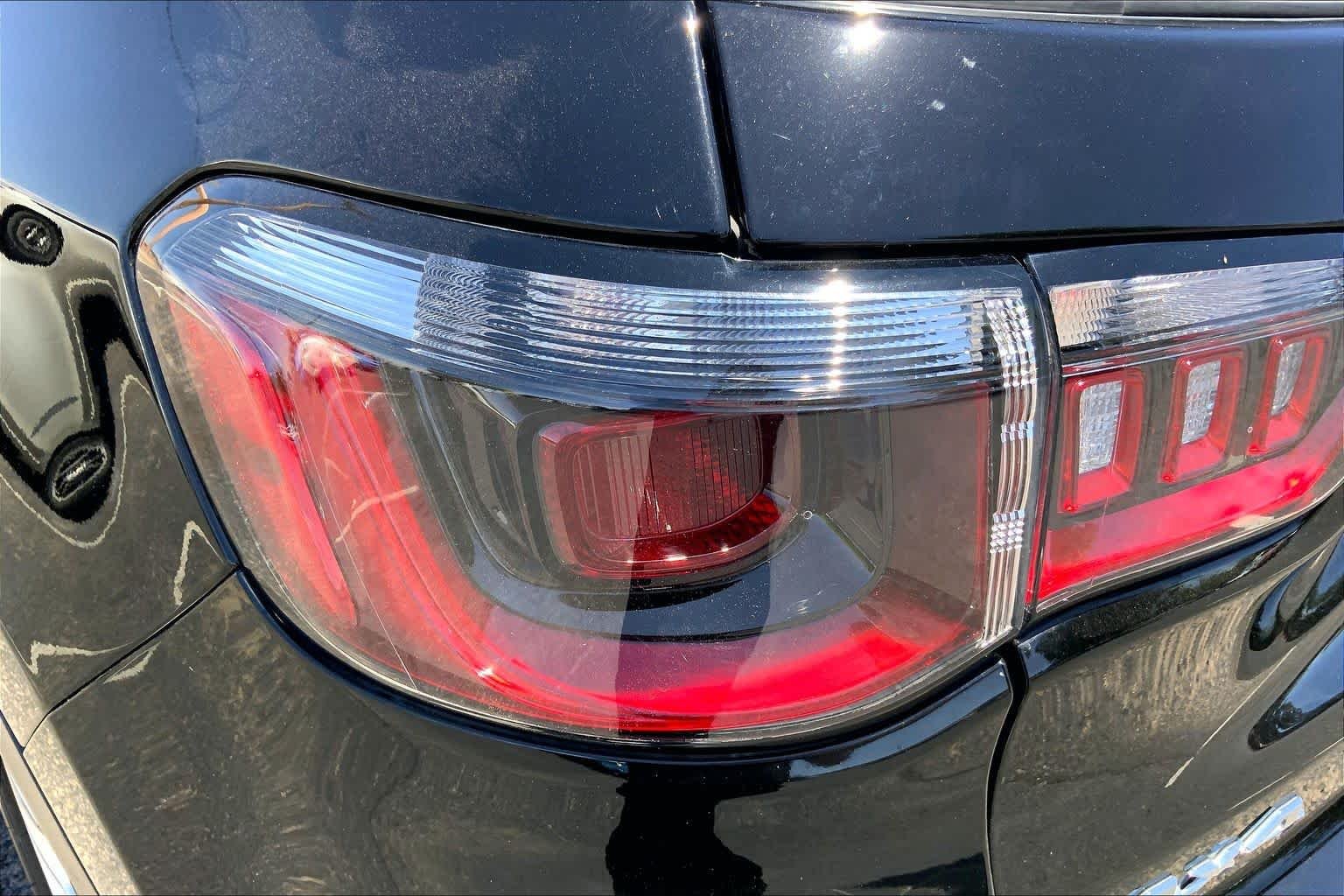 Used 2022 Diamond Black Crystal Pearlcoat Jeep Latitude image 25