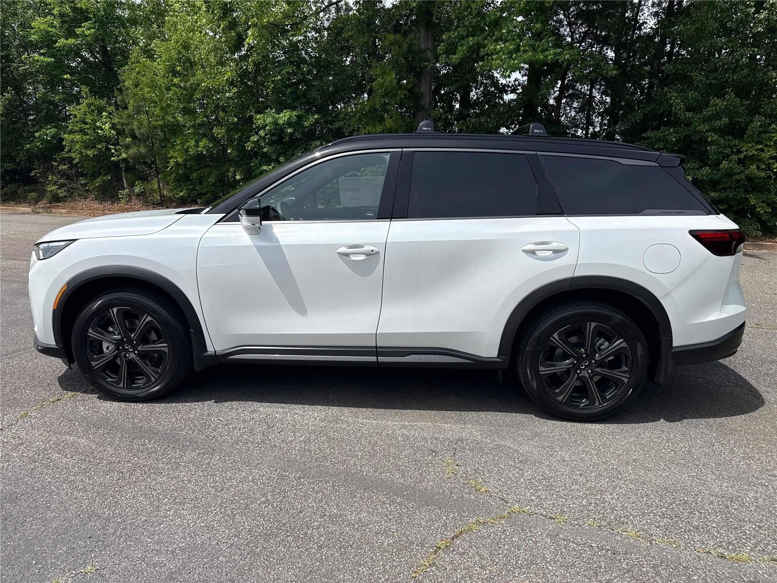 New 2027 2T RAD WHT INFINITI Autograph AWD image 9