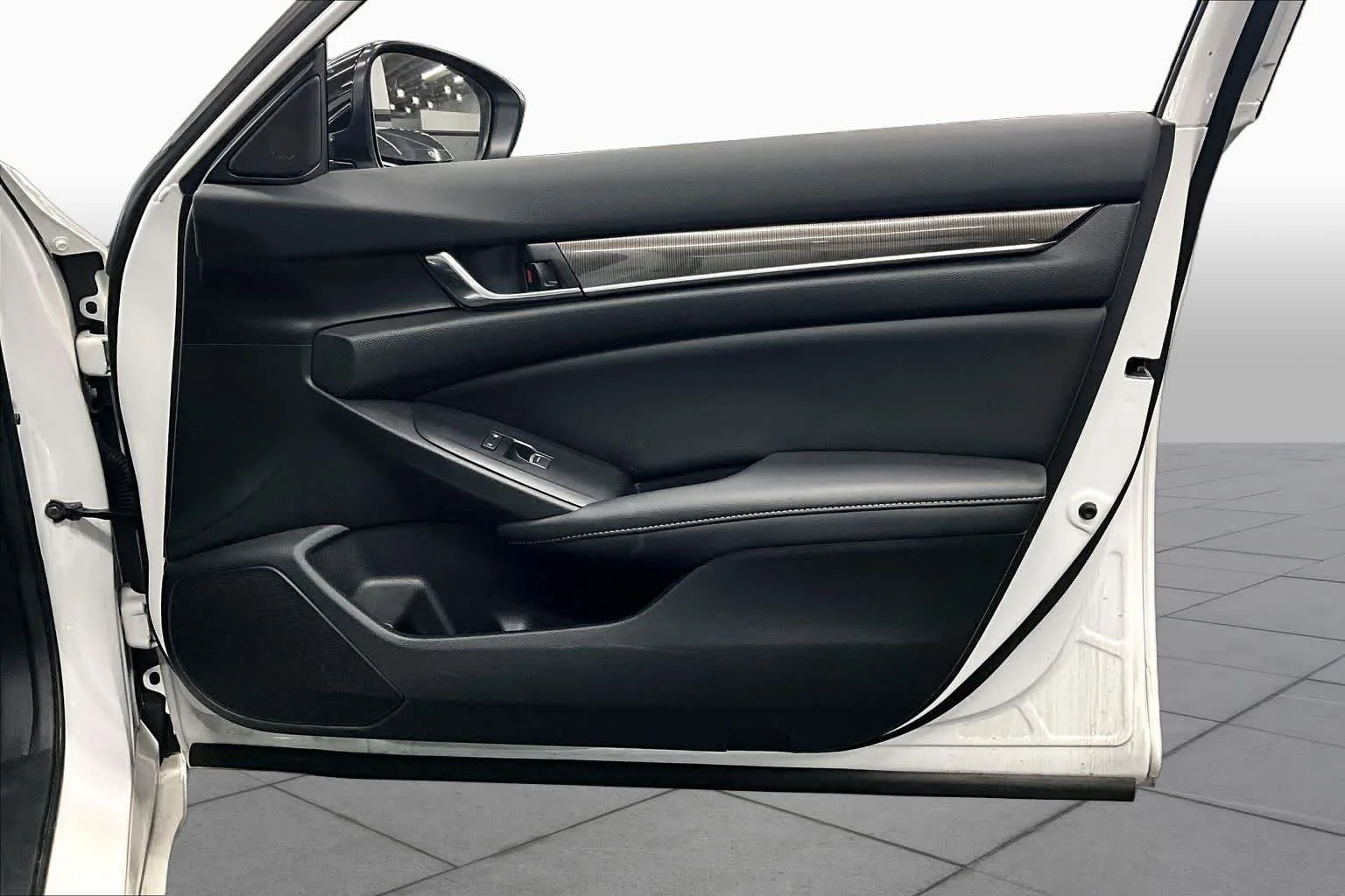 Used 2022 Platinum White Pearl Honda Sport image 23