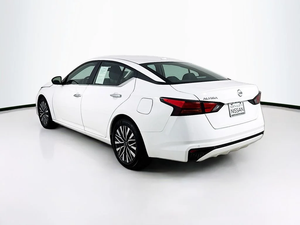 Used 2025 White Nissan 2.5 SV image 5