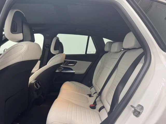 New 2026 MANUFAKTUR Moonlight Whit Mercedes-Benz GLC 300 image 19