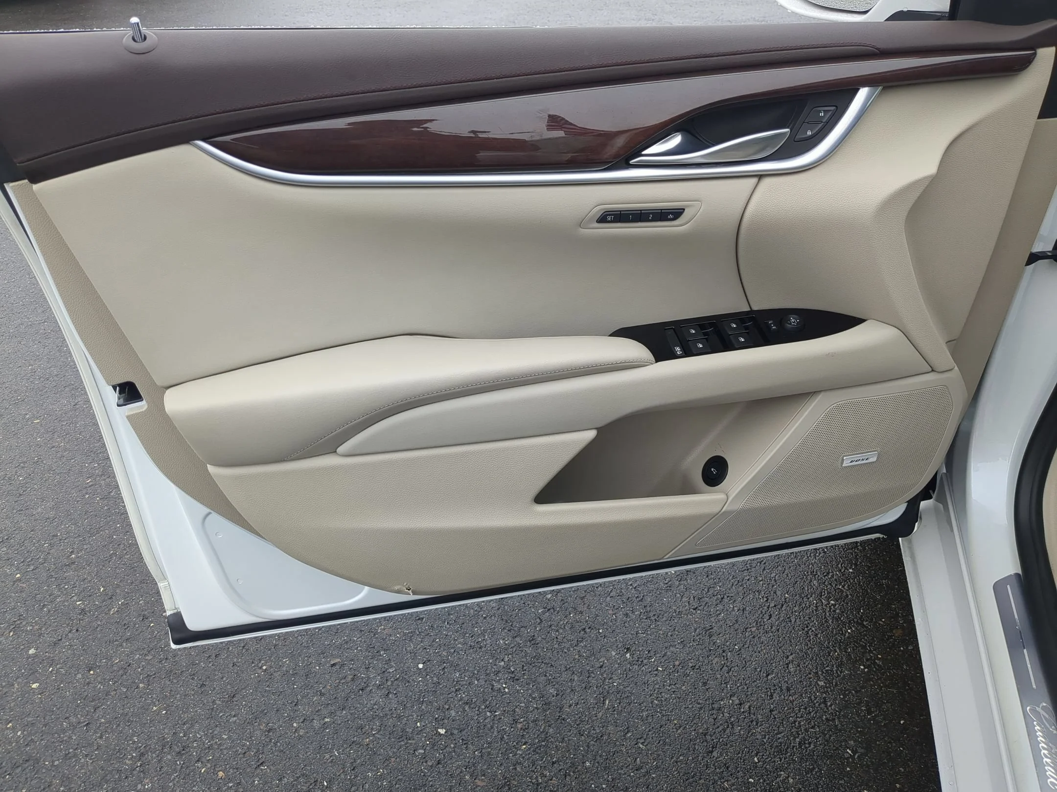 Used 2016 Crystal White Tricoat Cadillac Luxury Collection image 20