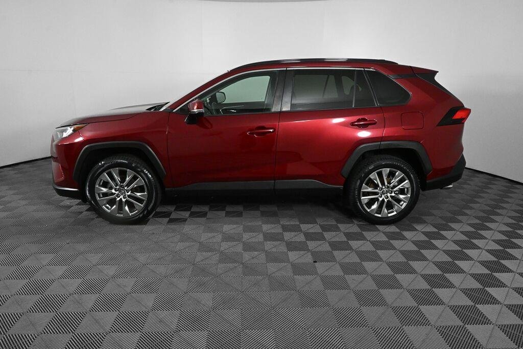 Used 2020 Ruby Flare Pearl TOYOTA XLE Premium image 3