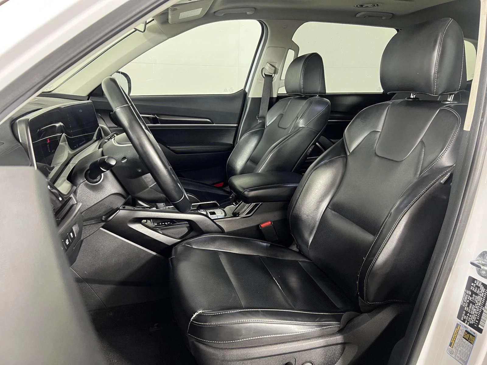 Used 2025 Glacial White Pearl Kia  image 5