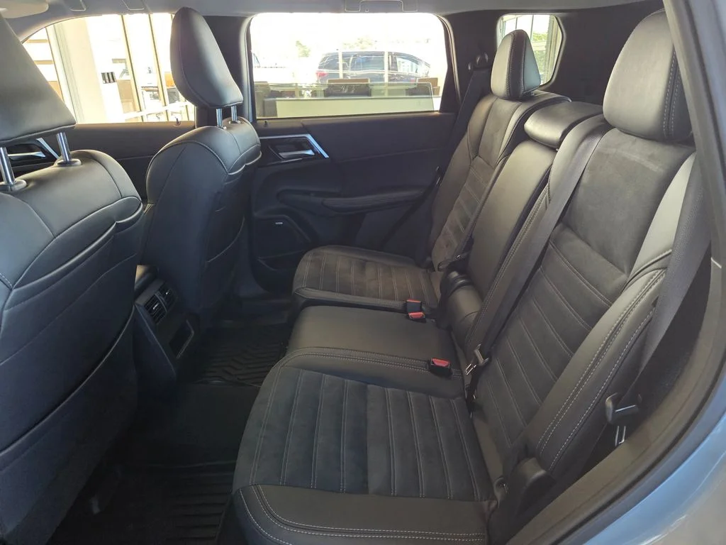 Used 2026 Moonstone Gray Metallic/Black Roof Mitsubishi LE image 23