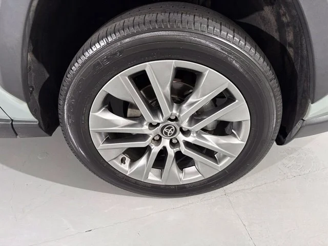Used 2023  Toyota XLE Premium image 17