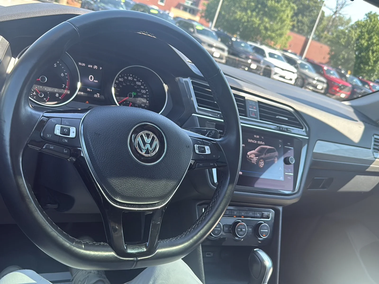 Used 2018 Platinum Gray Metallic Volkswagen SEL 4 MOTION image 17
