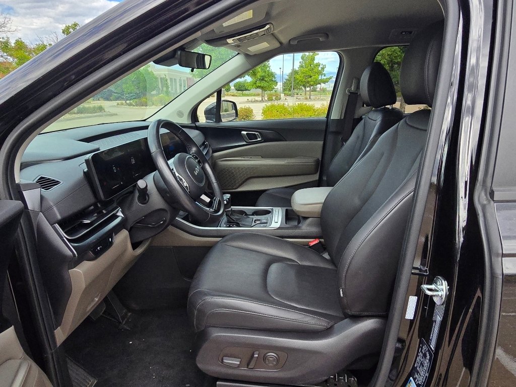 Used 2025 Aurora Black Pearl Kia LXS image 12
