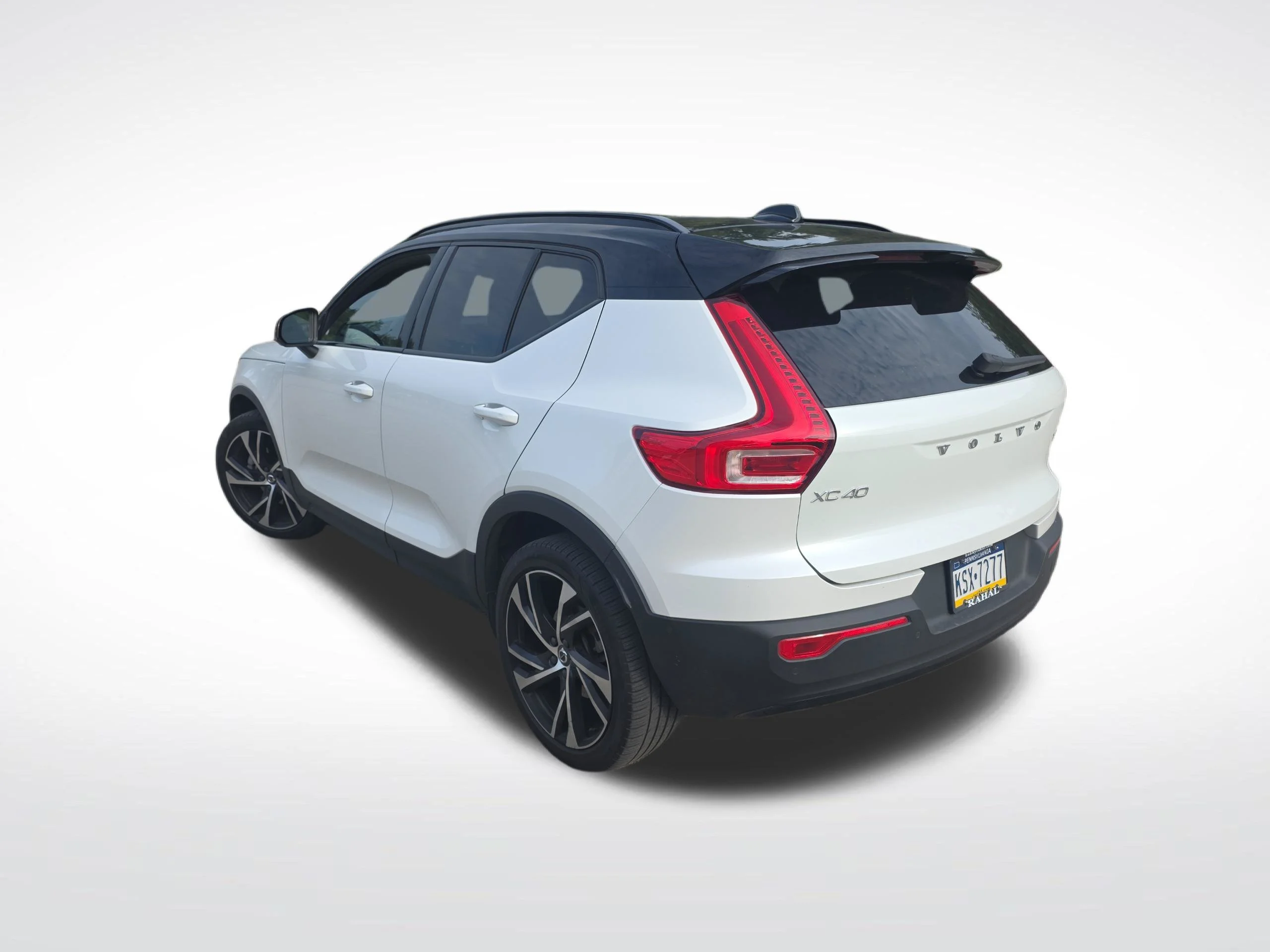 Used 2022 White Volvo R-Design image 5
