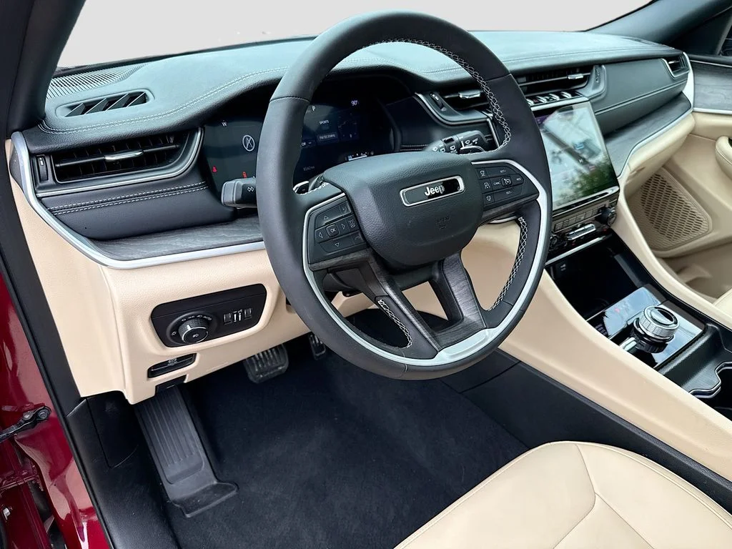 Used 2025 Velvet Red Pearlcoat Jeep Limited image 10