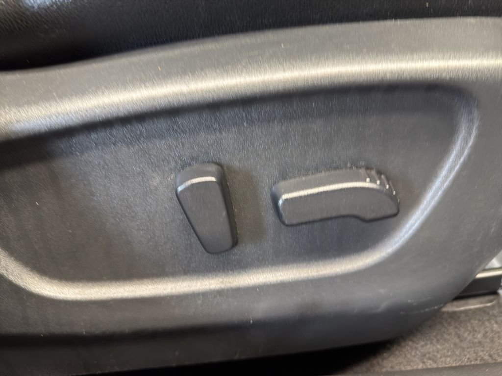 Used 2019 Silver Nissan SL image 27