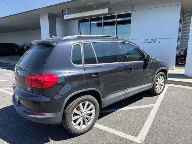 Used 2015 Black Volkswagen SE image 3