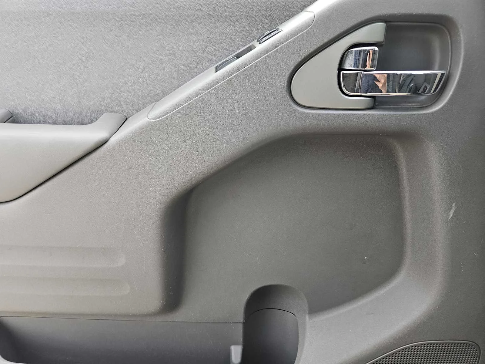 Used 2020 Glacier White Nissan S image 18