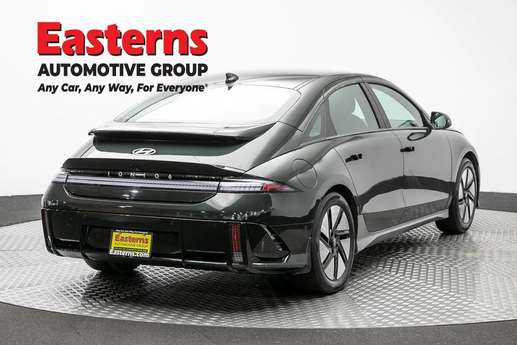 Used 2024 Green Hyundai SE image 4