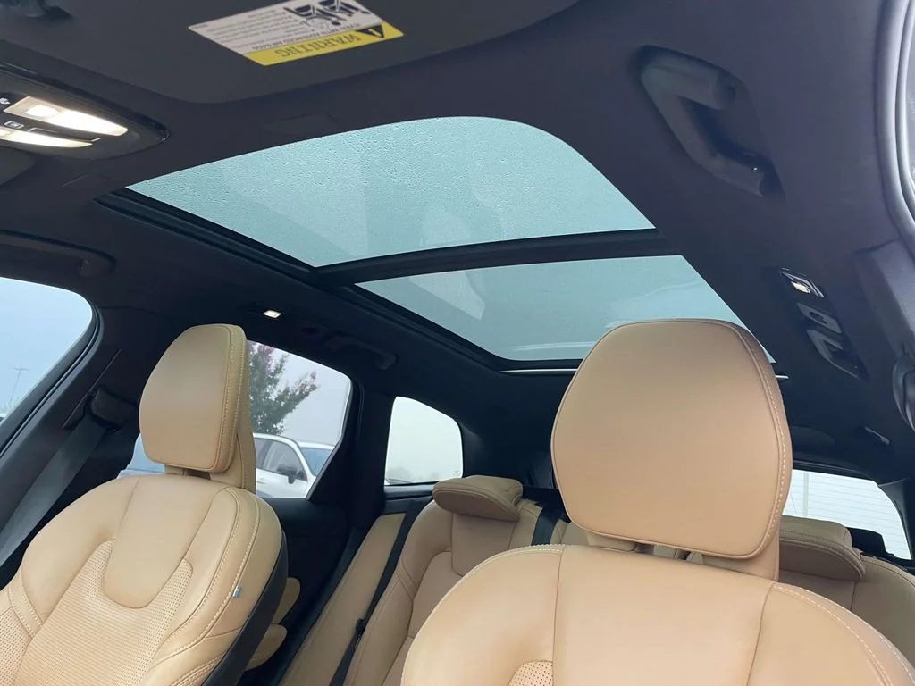 Used 2023 Onyx Black Metallic Volvo Ultimate Bright Theme image 9