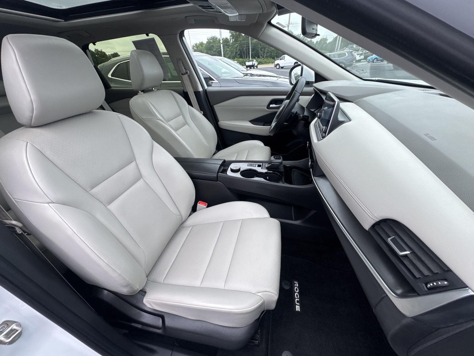 Used 2024 Everest White Pearl Nissan SV image 18