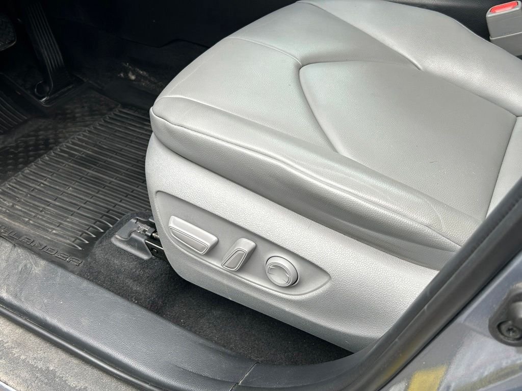 Used 2022 Moon Dust Toyota XLE image 17