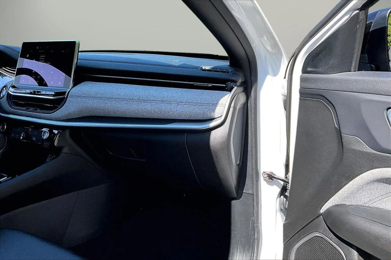 Used 2024 White/off-white Jeep Latitude image 19