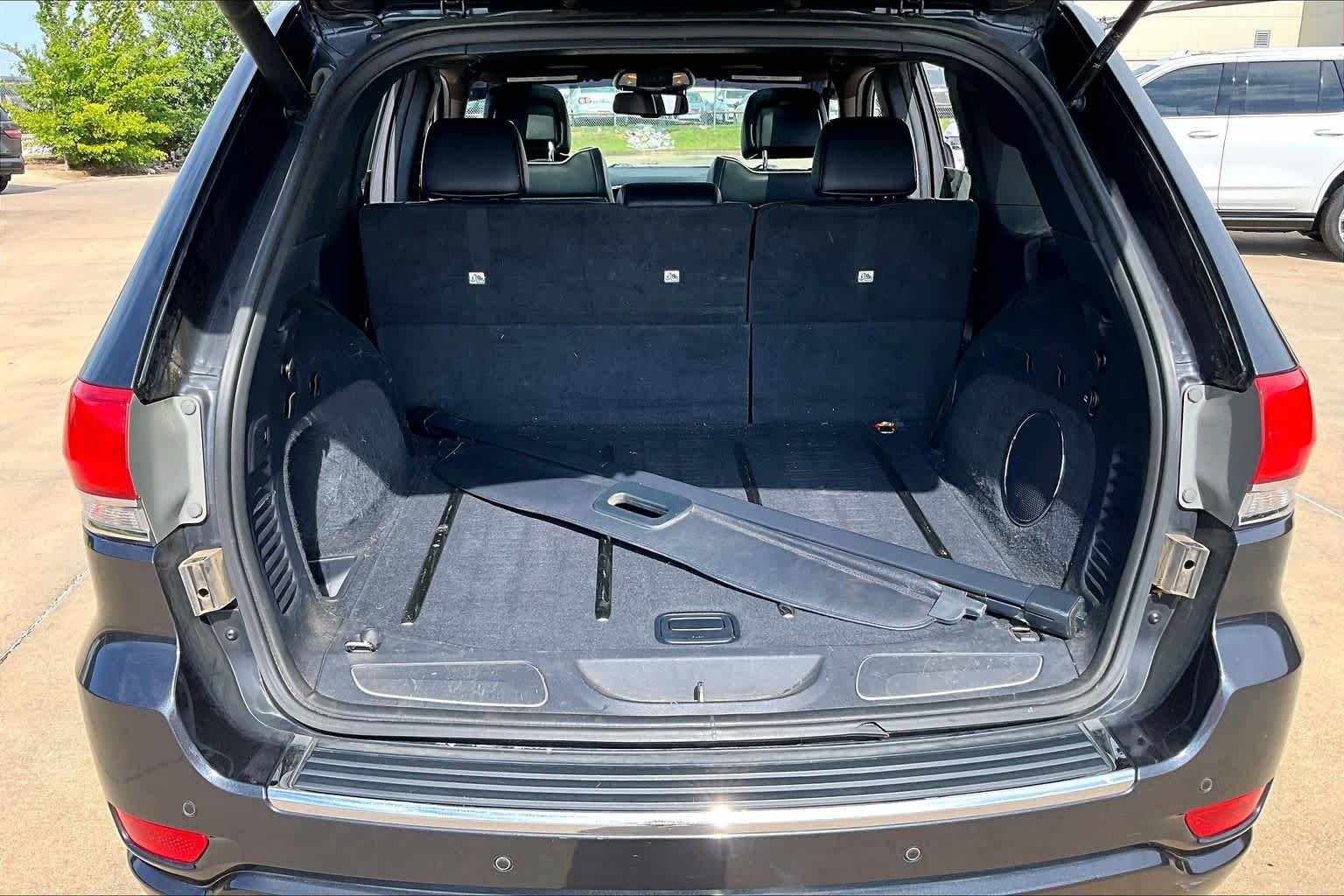 Used 2014 Maximum Steel Metallic Clearcoat Jeep Overland image 31