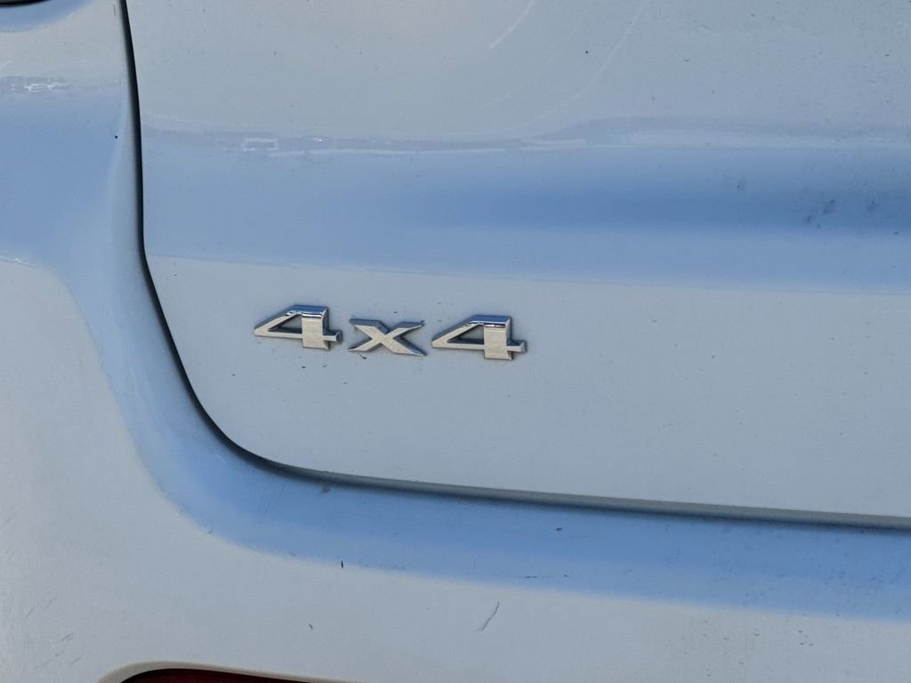 Used 2024 White Jeep Latitude image 32