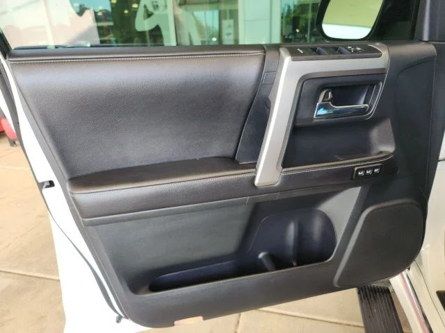 Certified Used 2016  Toyota Limited image 15