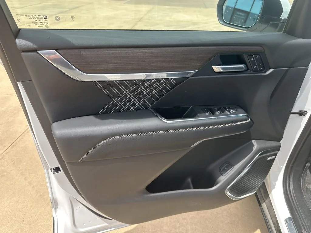 Used 2025 White GMC Denali image 9