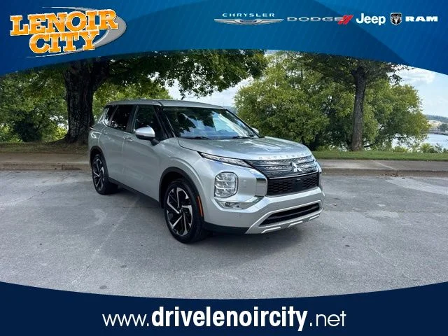 Used 2023 Silver Mitsubishi SE image 1