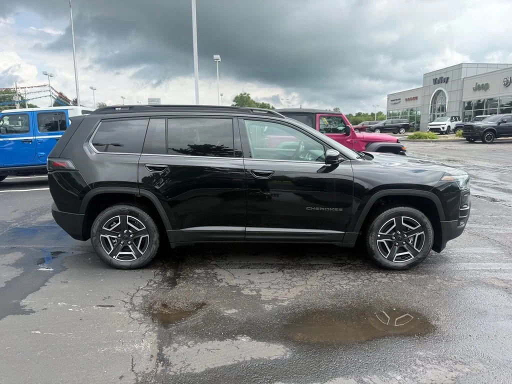 New 2026 Diamond Black Crystal Pearl-Coat Exterior Paint Jeep Laredo image 2