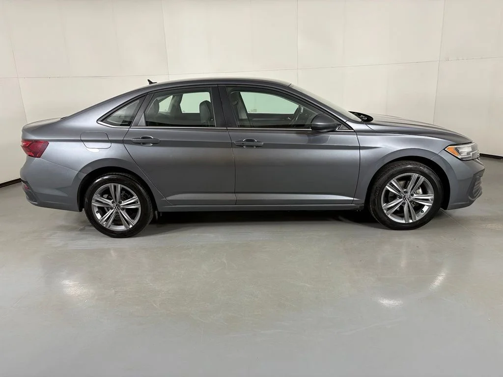 Used 2024 Gray Volkswagen 1.5T SE image 9