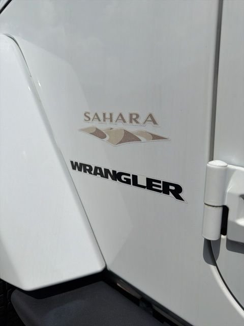 Used 2013 White Jeep Sahara image 27