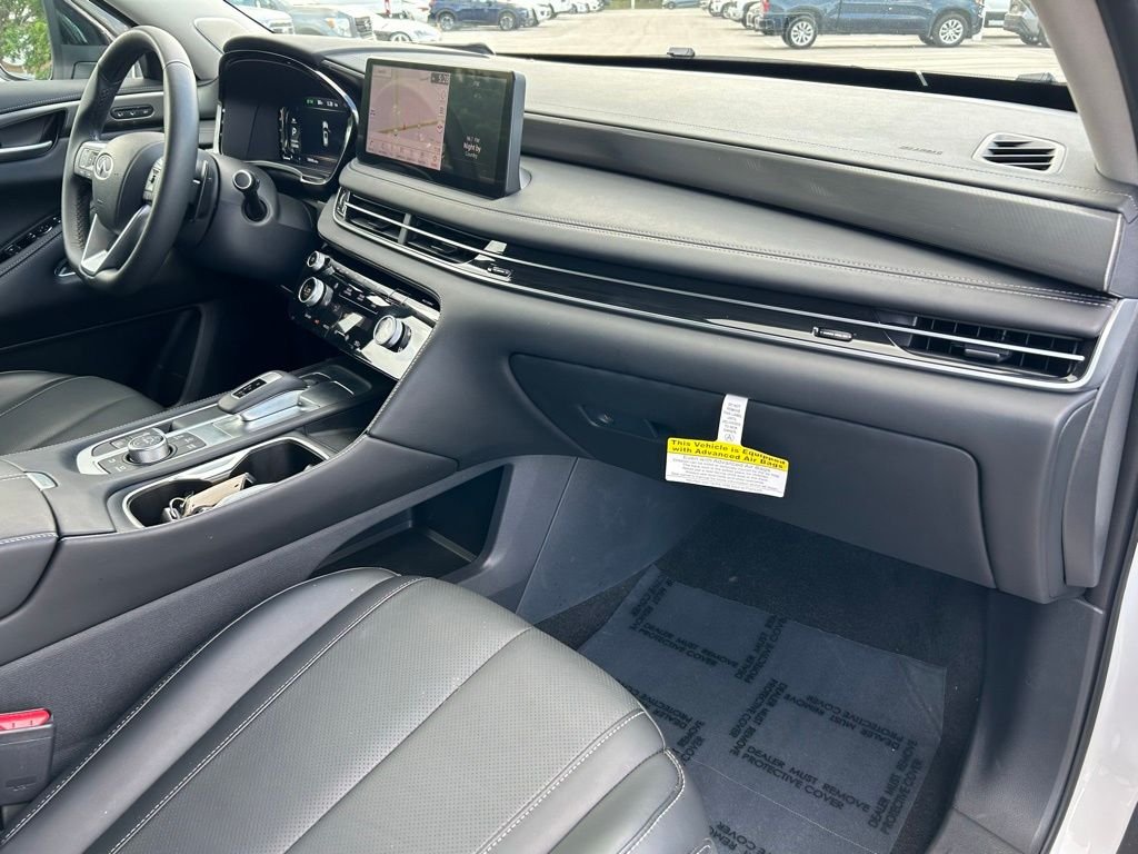 Used 2025 White INFINITI LUXE image 49