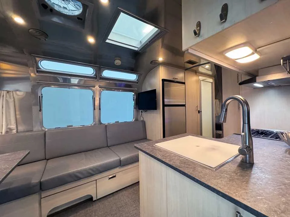 Used 2021 SILVER AIRSTREAM  image 8