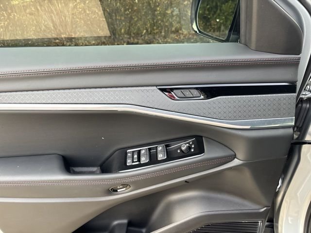 Used 2025 Silver Zynith Clearcoat Jeep Limited image 15
